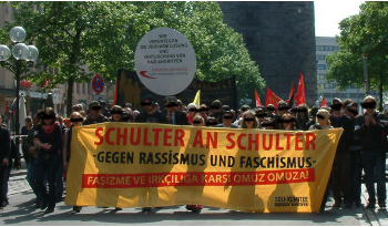 schulter-an-schulter